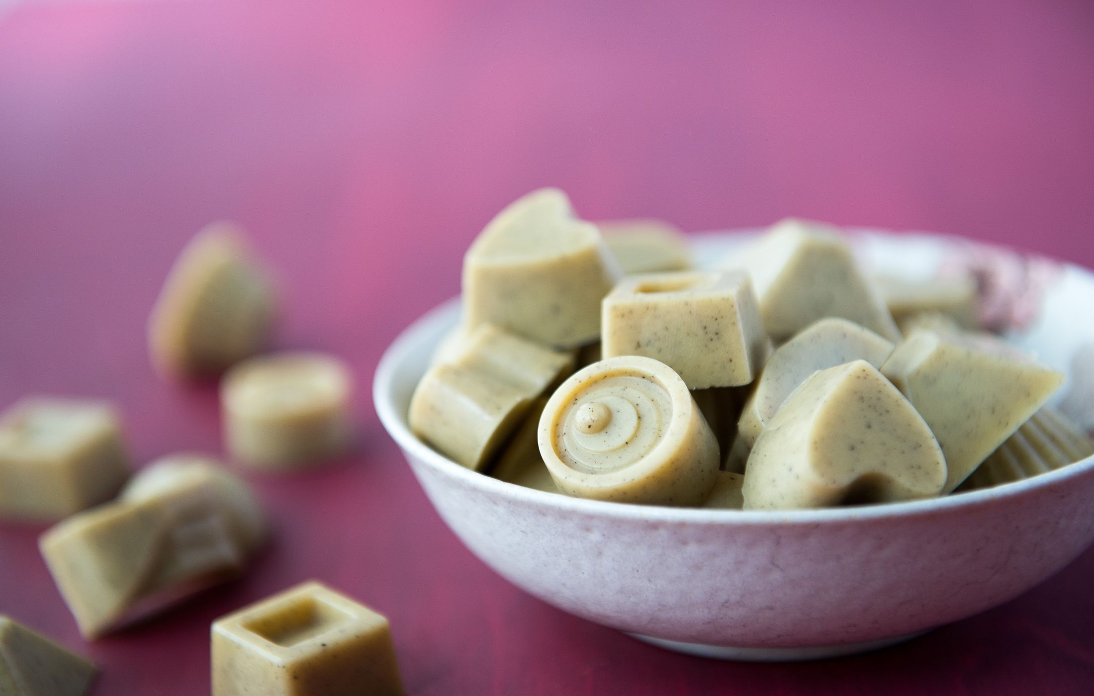 RAW VANILLA WHITE CHOCOLATES-1